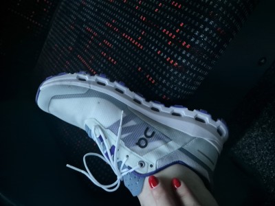 Tuotetta On - Women's Cloudvista - Polkujuoksukengät koskeva kuva 1 k&auml;ytt&auml;j&auml;lt&auml; Carmen