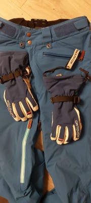 Tuotetta Ortovox - Women's Merino Mountain Glove - Käsineet koskeva kuva 1 käyttäjältä Evelyn
